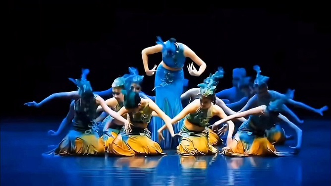 恒大歌舞团：舞蹈与合唱的华美交汇